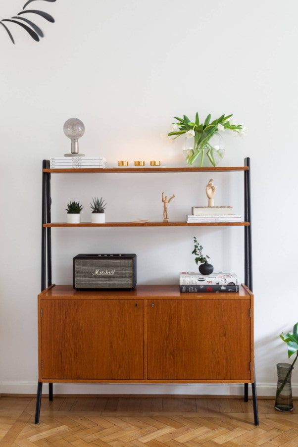 une armoire de style rétro pour le salon