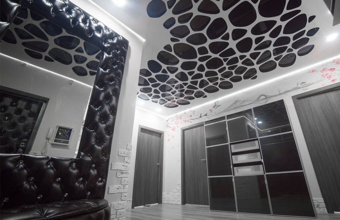 perforé plafond noir et blanc