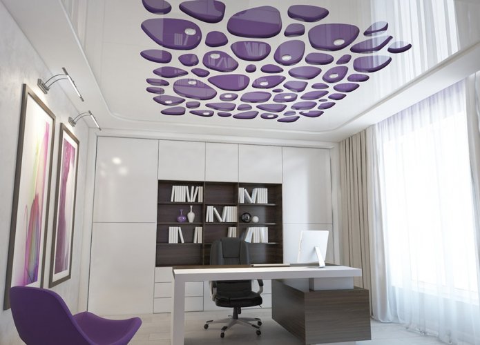 Plafond tendu avec une combinaison de couleurs blanches et violettes