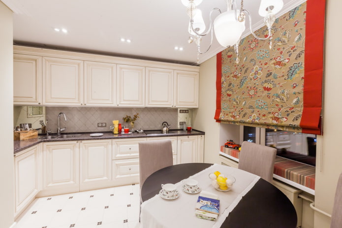stores romains fleuris dans la cuisine