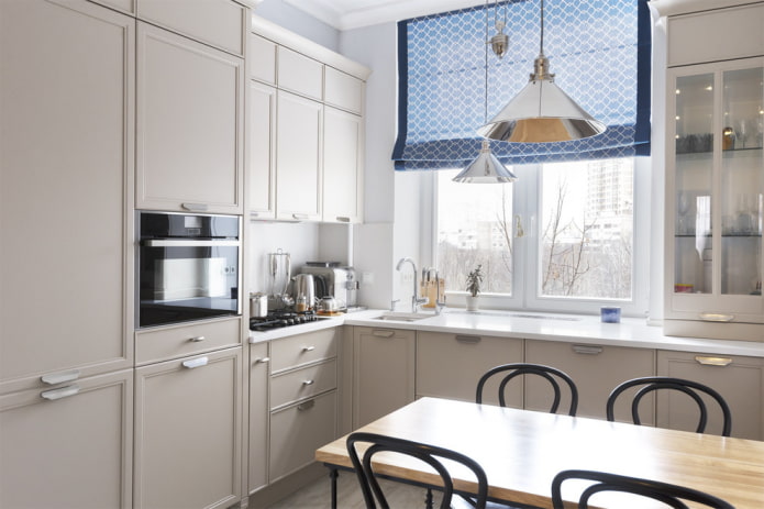 rideaux romains bleus dans l'intérieur de la cuisine