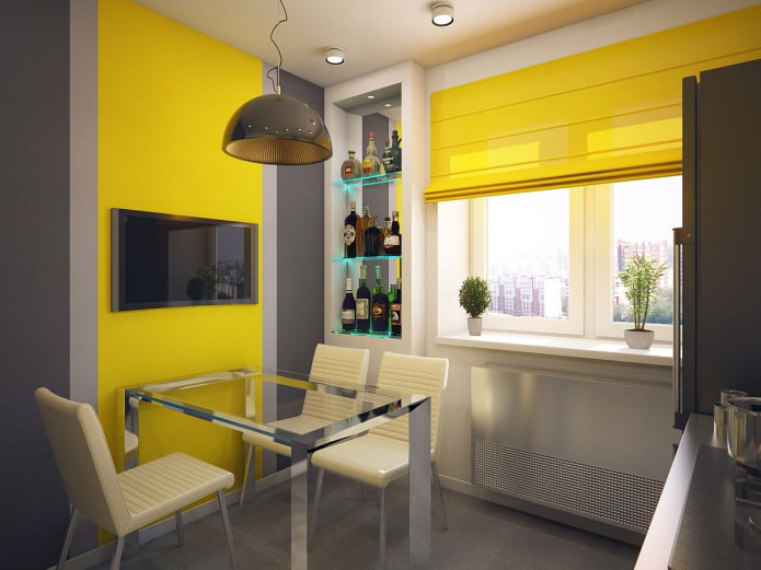 Stores romains jaunes dans la cuisine