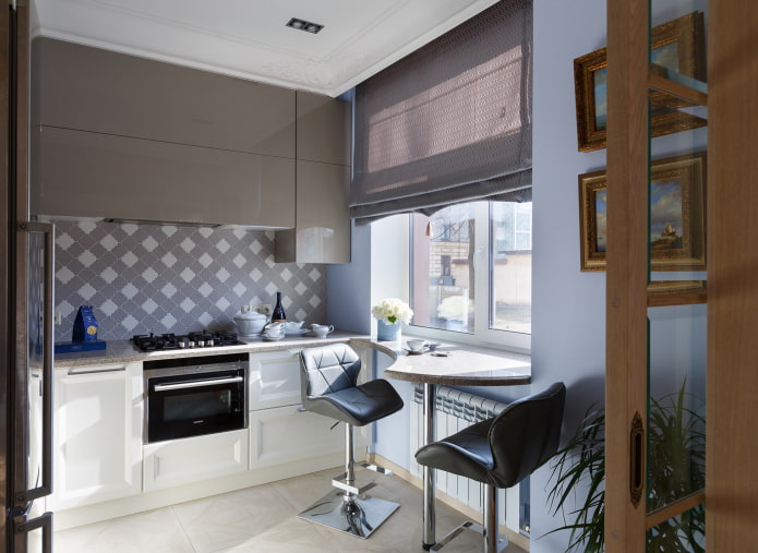 Stores romains marron dans la cuisine