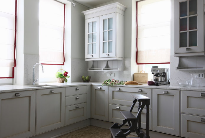 Rideaux romains avec bordure dans la cuisine