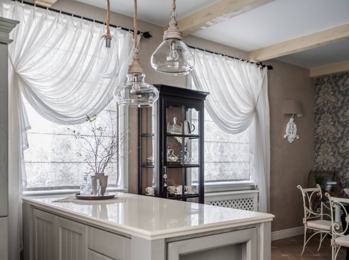 Cuisine spacieuse avec tulle blanc
