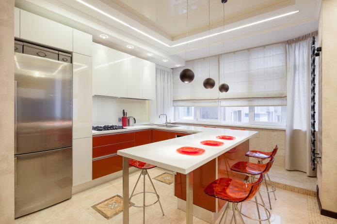 stores romains monochromes dans la cuisine