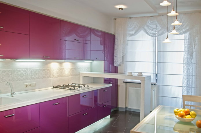 Stores romains et rideaux dans la cuisine