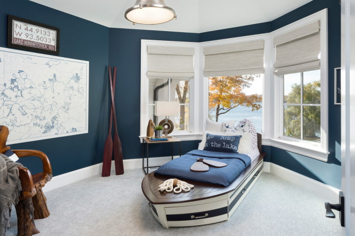 Rideaux romains dans une chambre d'enfant de style marin