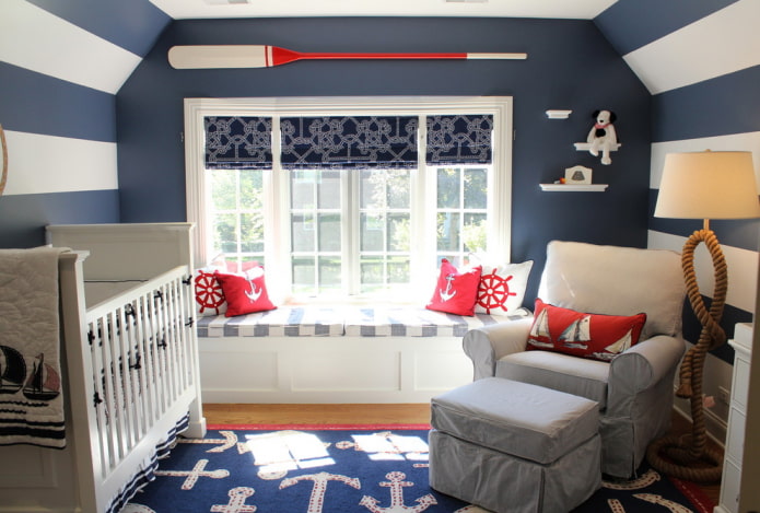 Rideaux romains dans la chambre de bébé dans un style nautique
