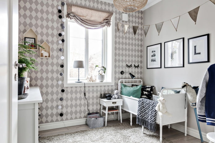 Stores romains dans une chambre d'enfant de style scandinave