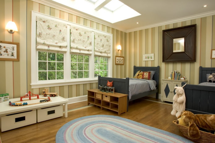 rideaux romains dans une chambre de garçon
