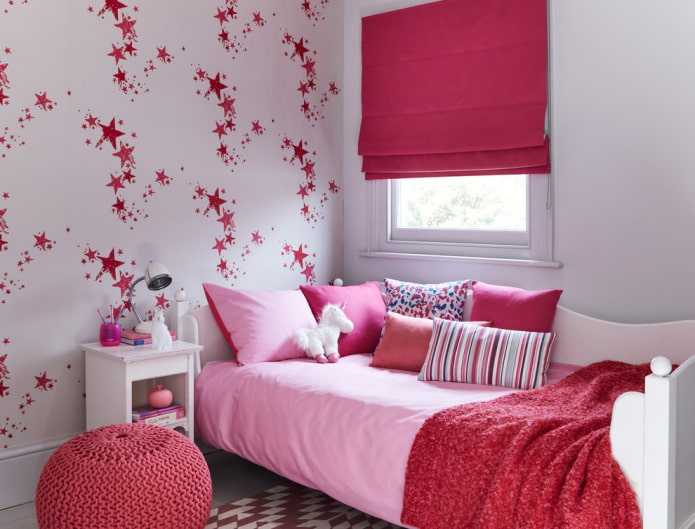 rideaux romains dans une chambre de fille