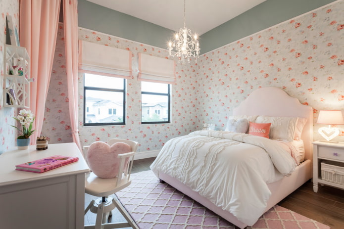Rideaux romains dans une chambre d'adolescent