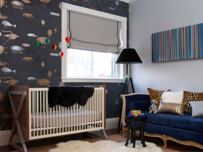 Stores romains gris dans la chambre de bébé
