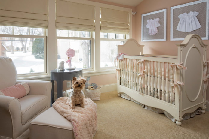 Rideaux romains beiges dans la chambre de bébé