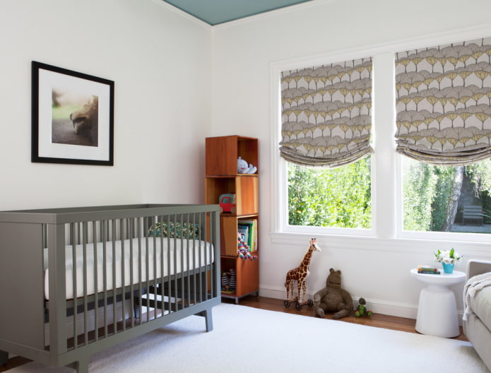 stores romains à motifs pour la chambre de bébé