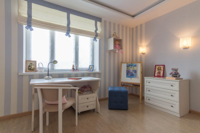 Stores romains avec rubans dans la chambre de bébé