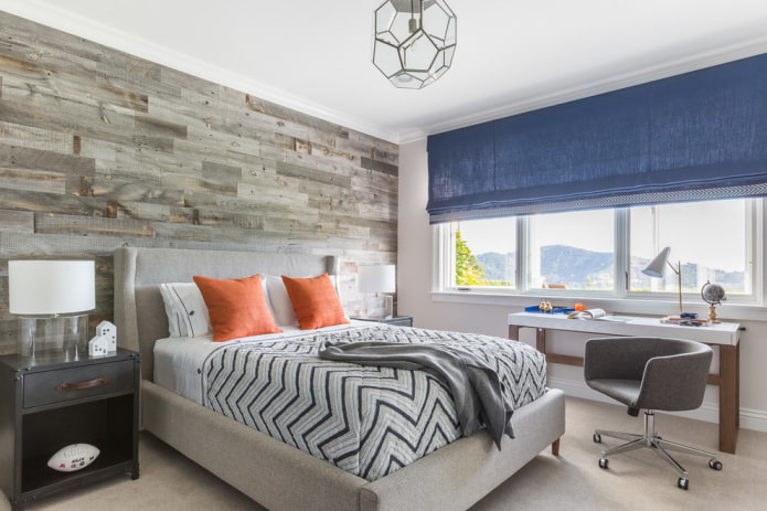 Rideaux romains bleus dans la chambre de l'adolescent