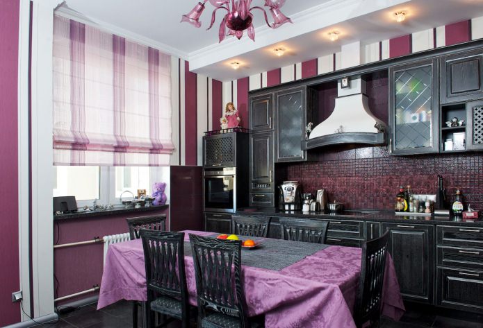 Décoration de fenêtre avec stores romains dans la cuisine