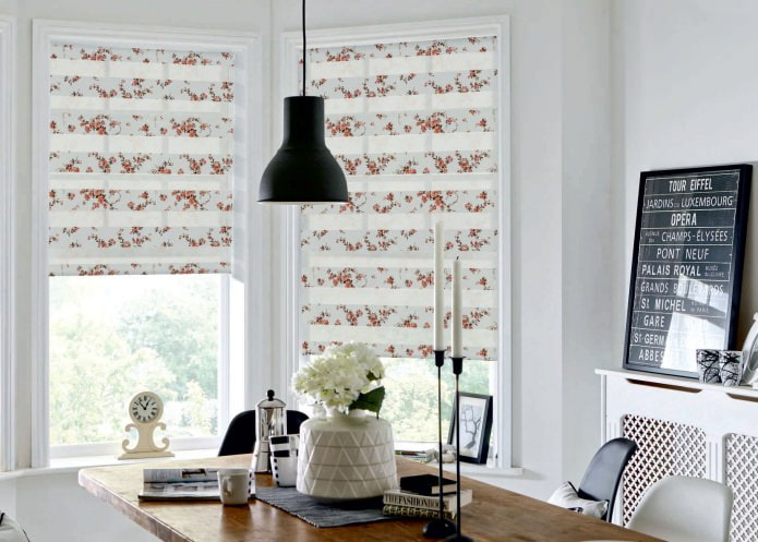 Décoration de fenêtre avec stores romains