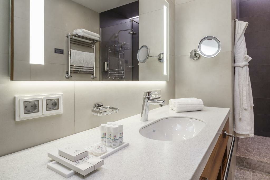 prise au-dessus du plan de travail dans la salle de bain
