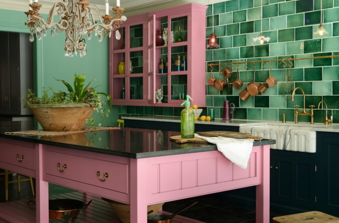 Intérieur de cuisine aux tons roses et verts