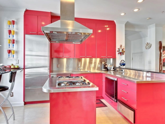 Meubles et appareils électroménagers dans la cuisine Intérieur dans les tons roses