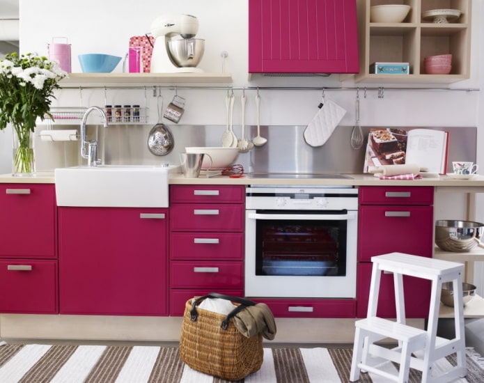 Meubles et appareils électroménagers dans la cuisine aux tons roses