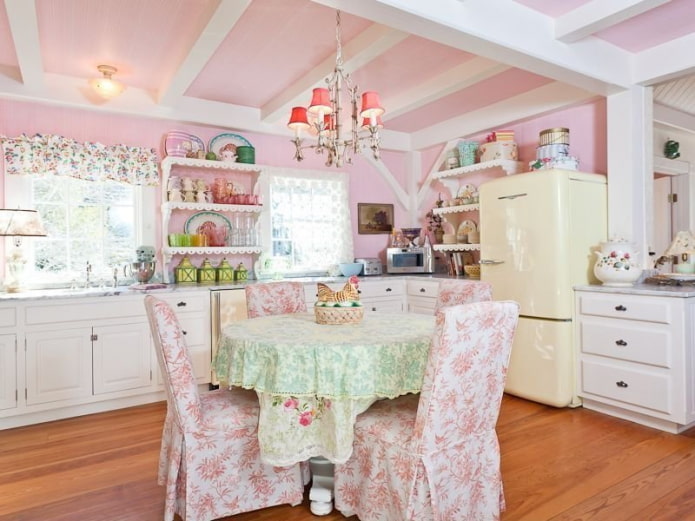 Intérieur de cuisine rose dans un style shabby chic