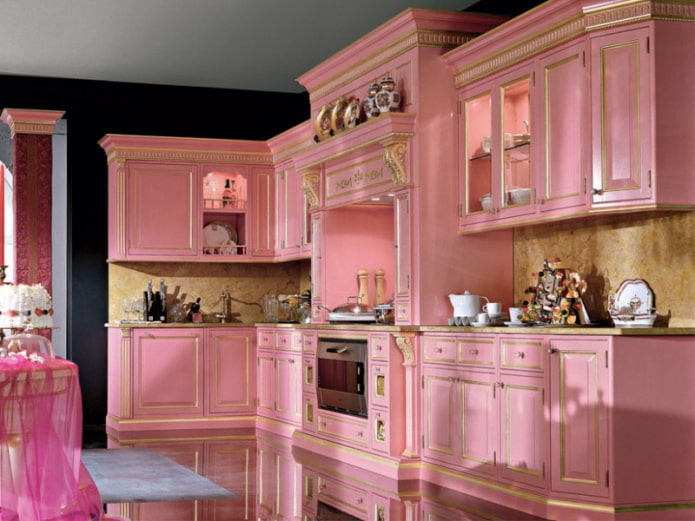 Intérieur de cuisine rose dans un style classique