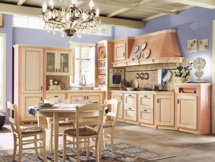 Intérieur de cuisine rose en Provence style