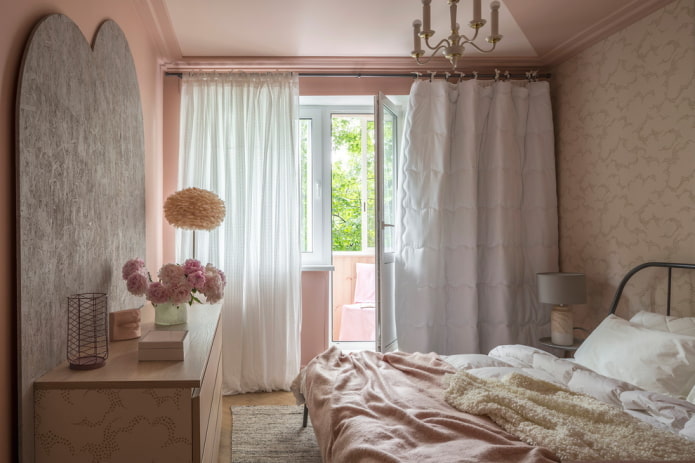 Intérieur de chambre dans les tons rose et beige