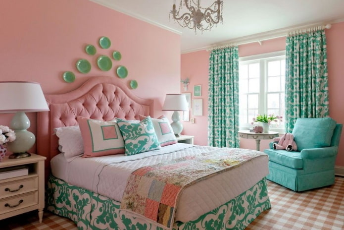 Intérieur de chambre aux tons roses et turquoise