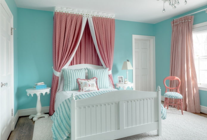 Intérieur de chambre dans les tons rose et bleu