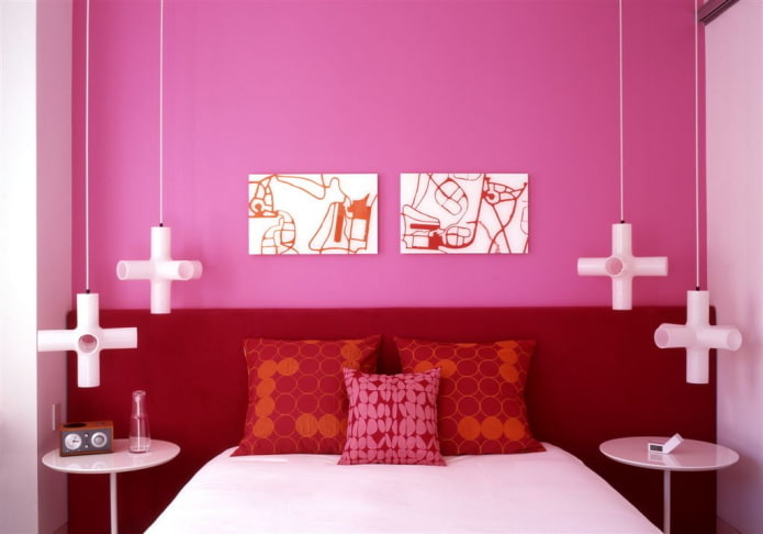 Intérieur de chambre dans les tons roses et rouges