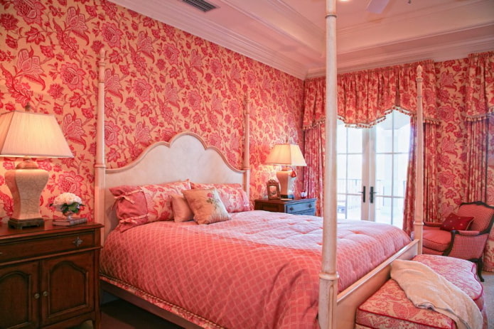 Intérieur de chambre dans les tons roses et rouges