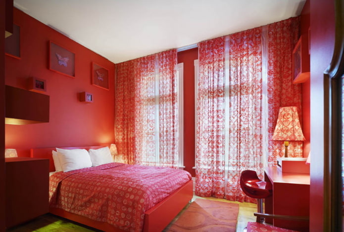 Intérieur de chambre dans les tons roses et rouges