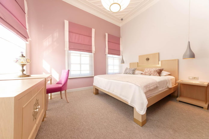 Intérieur de chambre dans les tons rose et beige