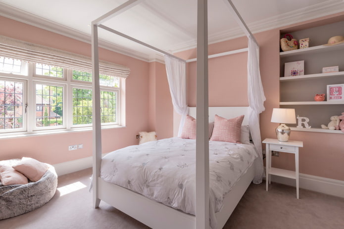 Intérieur de chambre dans les tons roses