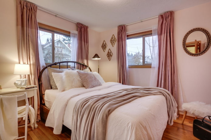 Textiles dans la chambre à coucher dans les tons roses