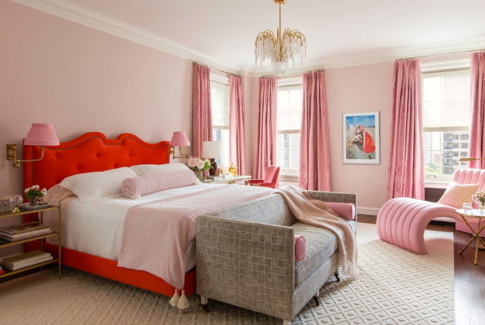 Meubles dans la chambre à coucher dans les tons roses