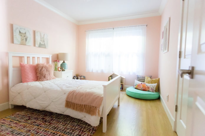 intérieur d'une chambre rose pour fille
