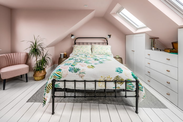 Meubles dans la chambre à coucher dans les tons roses