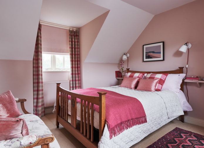 Textiles dans une chambre à coucher aux tons roses