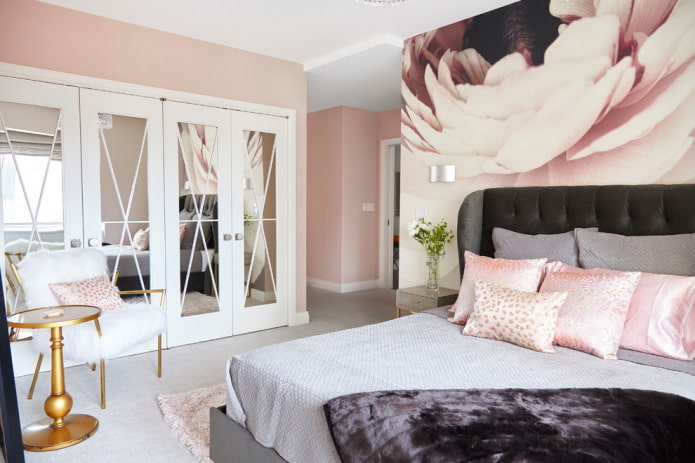 Meubles dans la chambre à coucher dans les tons roses