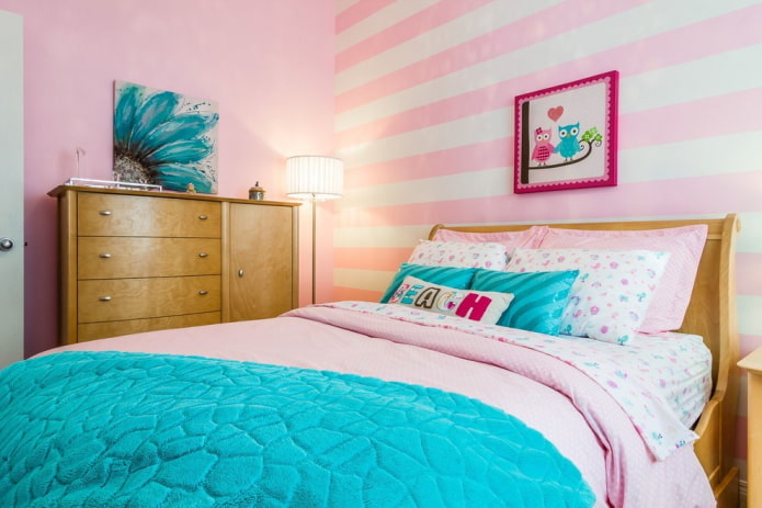 intérieur d'une chambre rose pour fille