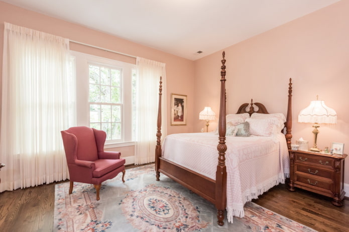 Textiles dans la chambre à coucher dans les tons roses