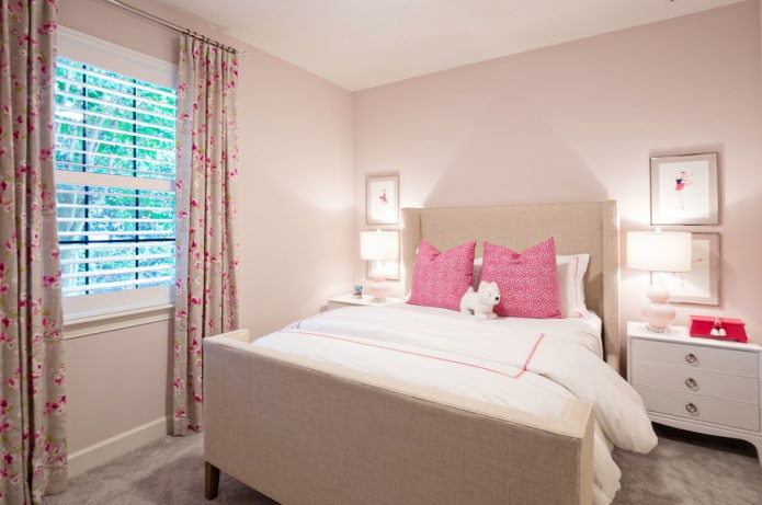 Éclairage d'une chambre à coucher dans les tons roses