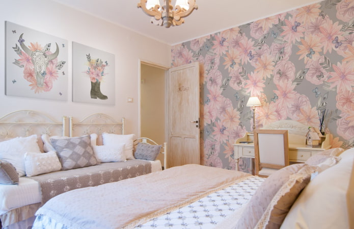 Papier peint gris et rose dans la chambre
