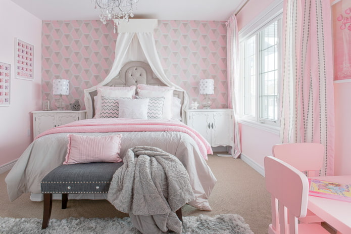 Papier peint gris et rose dans la chambre